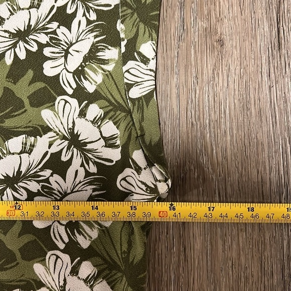 Tahari Sleeveless Floral Print Top​​​​ - Picture 10 of 13